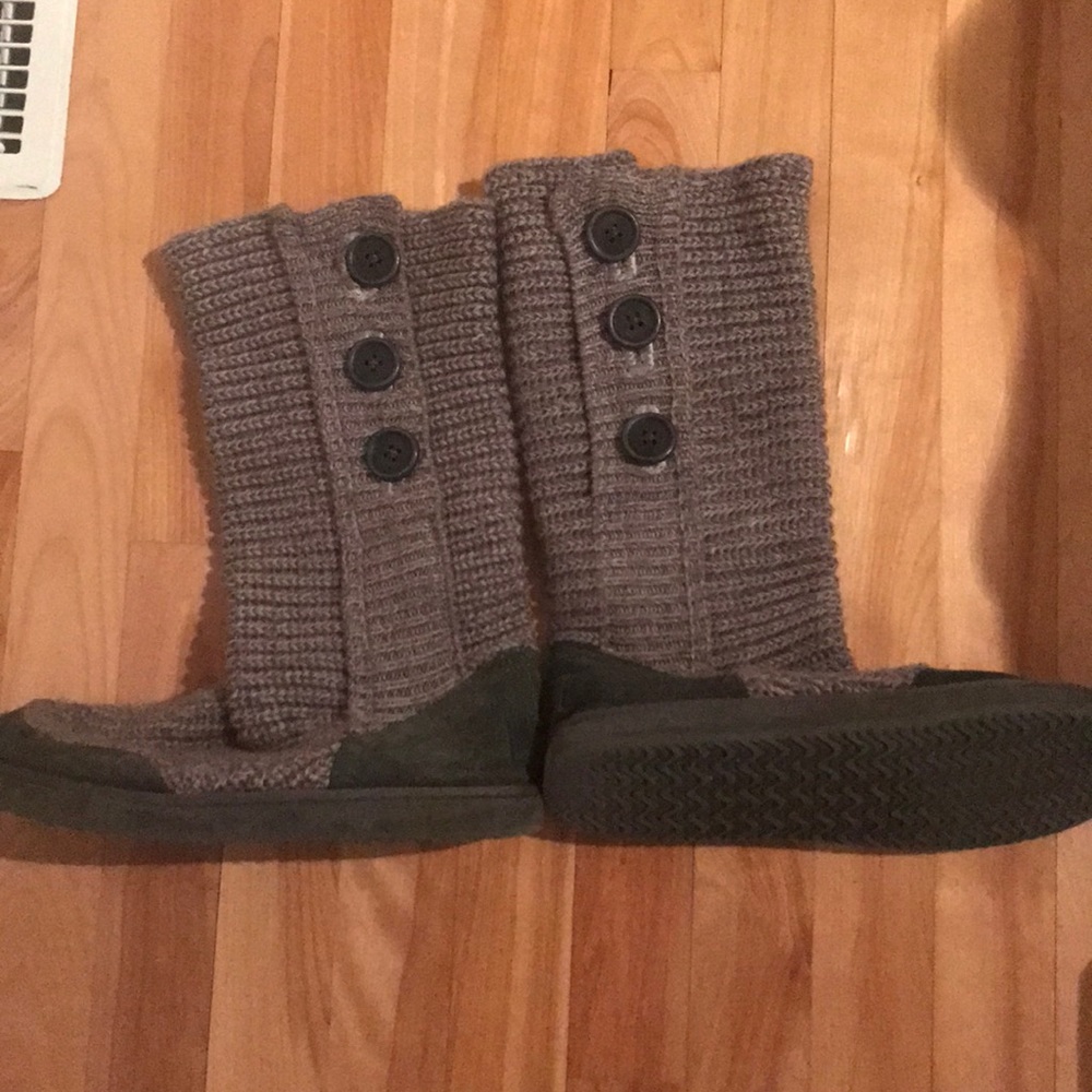 Barely worn wool grey boots